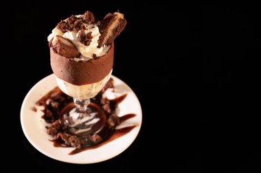 Siyah arka planda bardakta lezzetli bir milkshake.