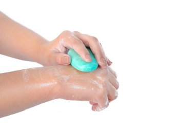 Beyaz arka planda izole edilmiş kırmızı korona virüsü olan ellerini sabunla yıka. Coronavirus önleyici el hijyeni. Corona Virüsü sık sık ellerini temizleyerek salgın hastalıktan korunuyor..