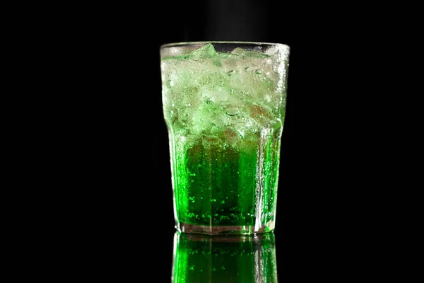 Groene Alcholol Cocktail Geïsoleerd Zwarte Achtergrond — Stockfoto