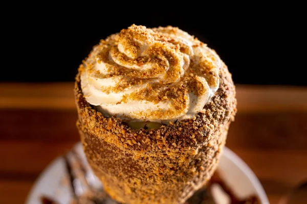 Ahşap arka planda bardakta lezzetli bir milkshake.