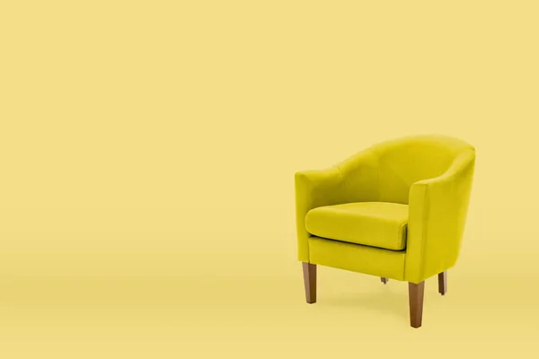 漂亮的黄色扶手椅现代设计师隔离在黄色背景下 — 图库照片