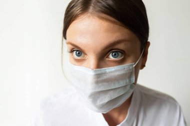 Grip, koronavirüs, ebola, tüberküloz vs. gibi hava yoluyla bulaşan solunum hastalıklarından korumak için maske takan bir kadın hemşireye yakın durun.