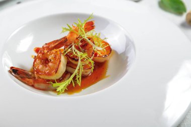 Limonlu ızgara kaplan karidesleri ve eski gri arka planda baharatlar, üst manzara, kopyalama alanı. Deniz mahsulleri olan taş mutfak masası. Yavaş yemek konsepti