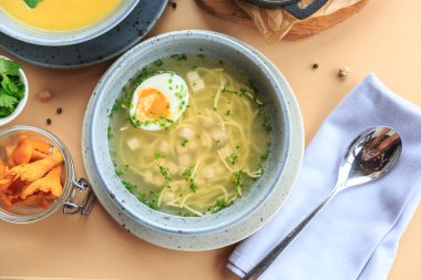 Pastel arka planda ev yapımı yumurta çorbası..