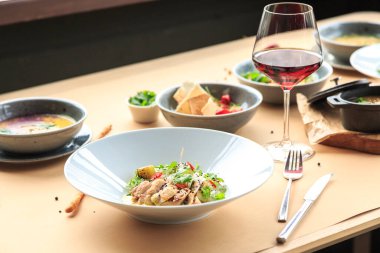 Çeri domatesli ızgara tavuk göğsü, yeşil Fransız fasulyesi, sarımsak, otlar, ahşap bir tahtada limon kesimi veya teflon tavası. Geleneksel mutfak. Izgara mutfağı.