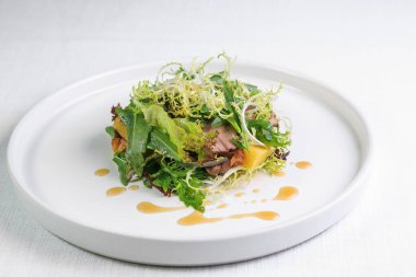 Beyaz arka planda taze salata.