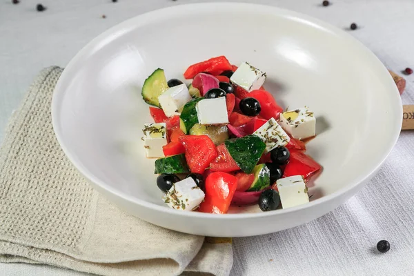 Grecka Sałatka Świeżymi Warzywami Serem Feta Czarnymi Oliwkami — Zdjęcie stockowe