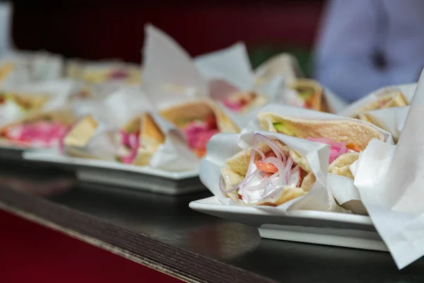 Sanduíches de clube na mesa comida de festa ao ar livre — Fotografia de Stock