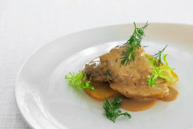 Beyaz tabakta taze sebze salatasıyla ızgara domuz eti. bir yatay görünümün üst görüntüsü