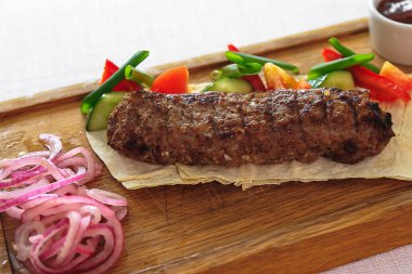 Oktoberfest. Ahşap bir masada farklı ızgara sosisler. Dökme demir tavada kızarmış sosis. Geleneksel Alman sokak yemekleri, bira için atıştırmalıklar..