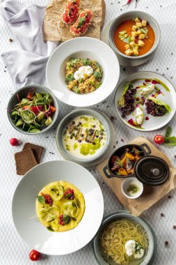 Balık ve et yemekleri çeşitli düz yatıyordu. Sağlıklı yiyeceklerle dolu açık büfenin en iyi manzarası. Büfe, ziyafet, aperatif, restoran menüsü konsepti.