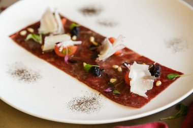 Moleküler modern mutfak. tartar ya da sığır eti carpaccio. beyaz üzerine.