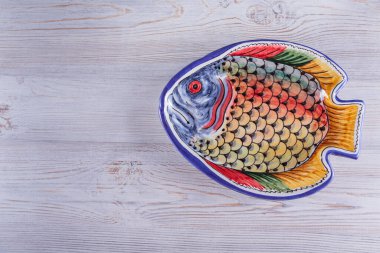 Ahşap arkaplan balığının renkli tabağı