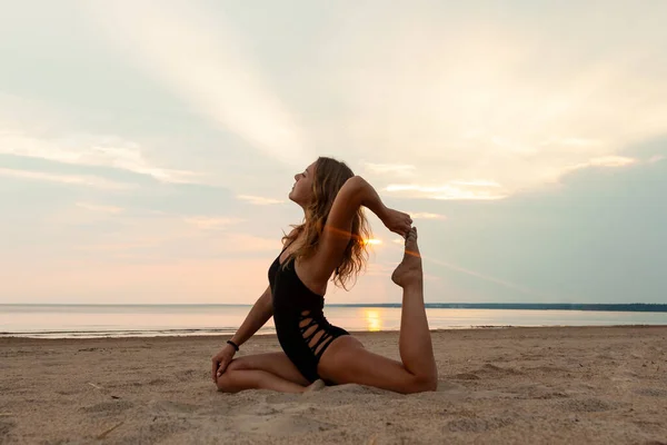 Piękna Kobieta Ćwiczy Jogę Plaży Zachodzie Słońca — Zdjęcie stockowe