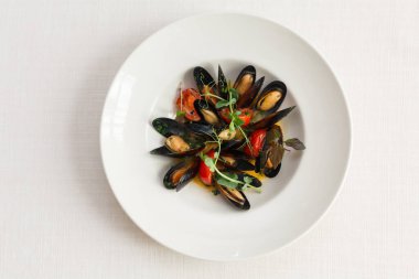 Kaynamış midye ve beyaz şarap beyaz taş masada. Üst görünüm.