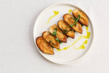 Peynirli midye, sarımsak ve kabuklu otlar.