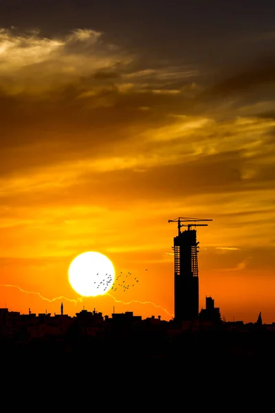 Силуэт заката на фоне неба — стоковое фото
