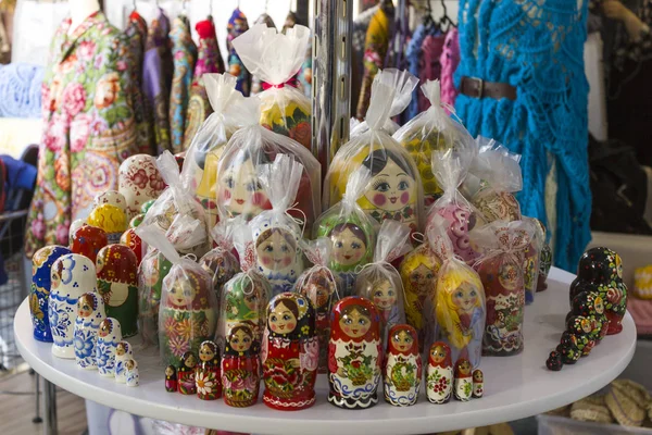 Abu dhabi, united arab emirates-April 14, 2018: Matryoshka at souvenir market shop. Different colors Russian dolls — Stock Photo, Image