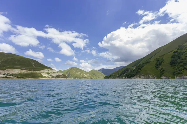 Belo lago de montanha Kezenoy Am ou Kezenoyam na república chechena na Rússia — Fotografia de Stock