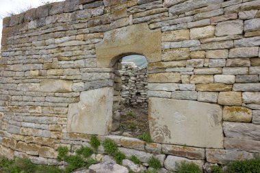 Ortaçağ kalesinin kalıntıları. Ahkhete nehrinin kıyısındaki Khoy köyünün dışında. Çeçenistan (Çeçen Cumhuriyeti), Rusya, Kafkas.