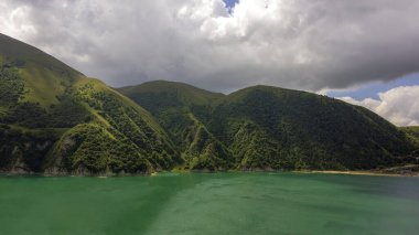 Rusya 'nın Çeçenistan bölgesindeki güzel Kezenoy Gölü.