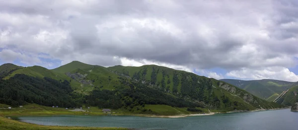 Bellissimo lago di montagna Kezenoy Am o Kezenoyam nella repubblica cecena in Russia — Foto Stock