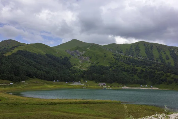 Belo lago de montanha Kezenoy Am ou Kezenoyam na república chechena na Rússia — Fotografia de Stock