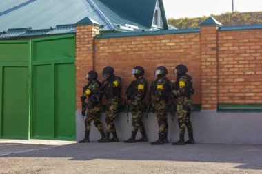 - Rusya. 11 Ağustos, 2019. Çeçenistan, Rusya - 11 Ağustos 2019: Gudermes 'teki Rus Özel Kuvvetler Üniversitesi Özel Kuvvetler Ekibi. Rus polisi (Spetsnaz).