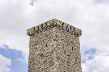 Khoi konut kulesi restore edildi, Xiv-Xvi asırlardır aynı ismin yerleşim bölgesinde. Bu kulenin tepesinde sert bir erkeksi taç var, dört bir yanına sarın.