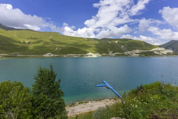 Belo lago de montanha Kezenoy Am ou Kezenoyam na república chechena na Rússia — Fotografia de Stock
