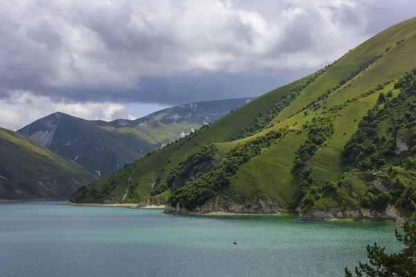 Belo lago de montanha Kezenoy Am ou Kezenoyam na república chechena na Rússia — Fotografia de Stock