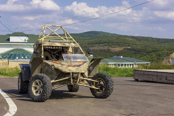 Gudermes, Russia. 11 agosto, 2019. GUDERMES, REPUBBLICA CONTINUA, RUSSIA - 11 agosto 2019: Presentato un nuovo buggy militare Chaborz M-3 all'Università delle Forze Speciali Russe . — Foto Stock