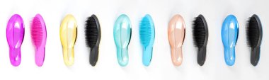 Güzel modaya uygun Büyük plastik saç fırçaları beyaz arka plan ve arka planda izole edilmiş farklı renkler