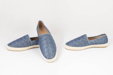 Beyaz zemin üzerinde mavi renk yaz ayakkabılarla bir çift