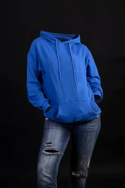 Lege kleren onzichtbaar sexy vrouw het dragen van blauwe hoodie en strakke jeans poseren front view — Stockfoto