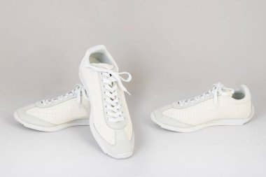 Beyaz arka plan ve ön görünümde izole edilmiş beyaz spor ayakkabıları