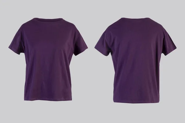 空白紫色女性T恤，在看不见的人体模型上被白色背景的前、后视物隔开 — 图库照片