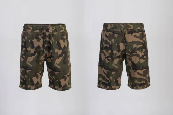 Sportshorts, camouflagekleur, voor- en achteraanzicht geïsoleerd op wit. — Stockfoto