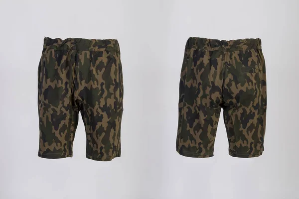 Sportshorts, camouflagekleur, voor- en achteraanzicht geïsoleerd op wit. — Stockfoto