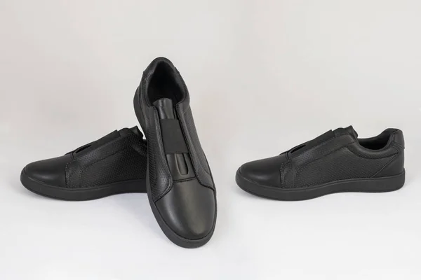 Черные кожаные кроссовки обувь изолированы на белом фоне и вид спереди — стоковое фото