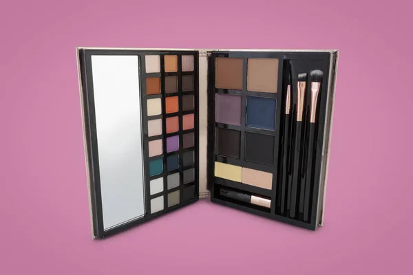 Cosméticos: Una caja de paleta de maquillaje sobre fondo colorido — Foto de Stock