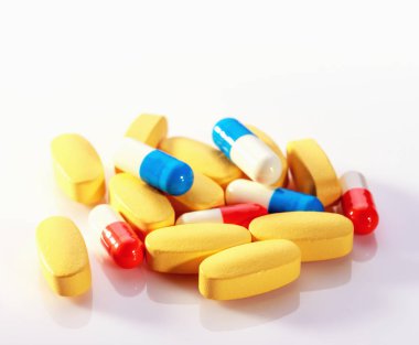 Reçeteli ilaçlar, hap, kapsül ve tabletler farklı renkteki tüm karışık.