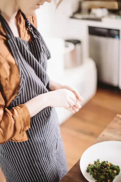 Frau kocht frischen Salat — Stockfoto