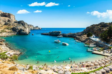 Bir plaj ile küçük bir koy