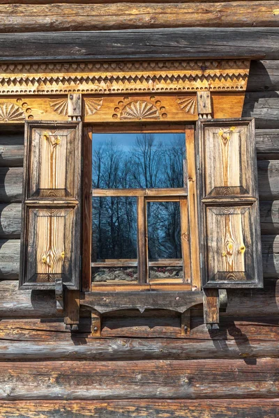 Houten antieke venster — Stockfoto