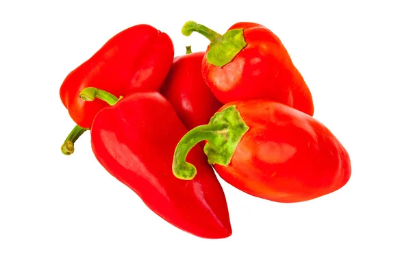 Fünf Paprika liegen in einem Haufen auf weißem Hintergrund. — Stockfoto