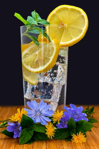 Zimny napój z cytryną — Zdjęcie stockowe