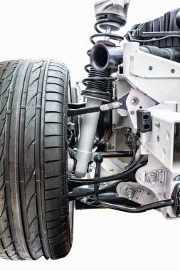 Beyaz bir arka plan üzerinde modern bir otomobilin süspansiyon