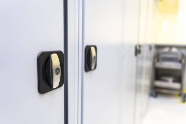 Bir metal dolap kapı kolu