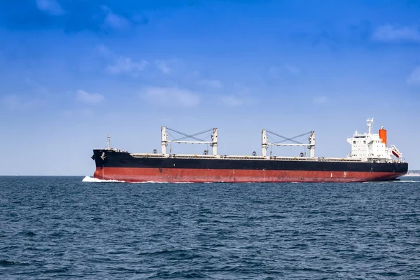 Ocean tanker leaves the port — Stock Photo, Image